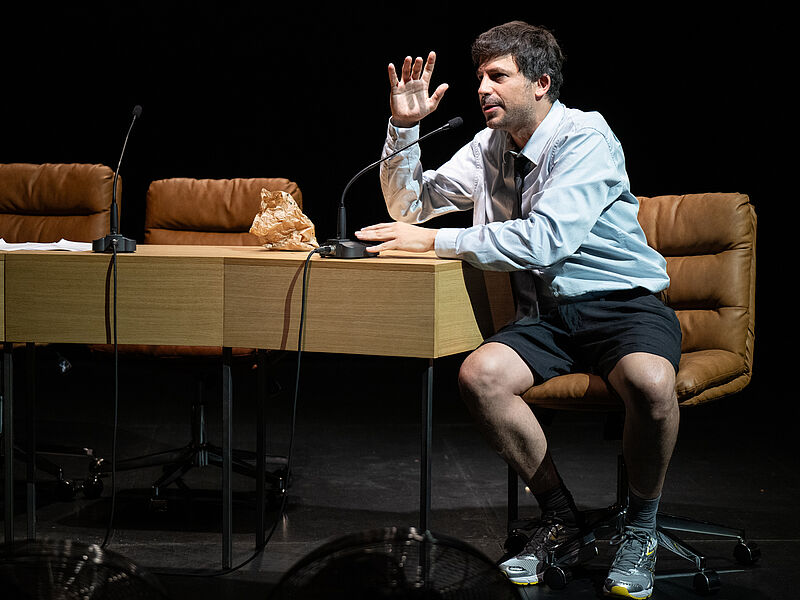 Adrien Barazzone dans sa nouvelle pièce "La Politique du pire" (2025). Photo : © Carole Parodi. 