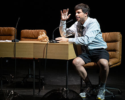 Adrien Barazzone dans sa nouvelle pièce "La Politique du pire" (2025). Photo : © Carole Parodi. 