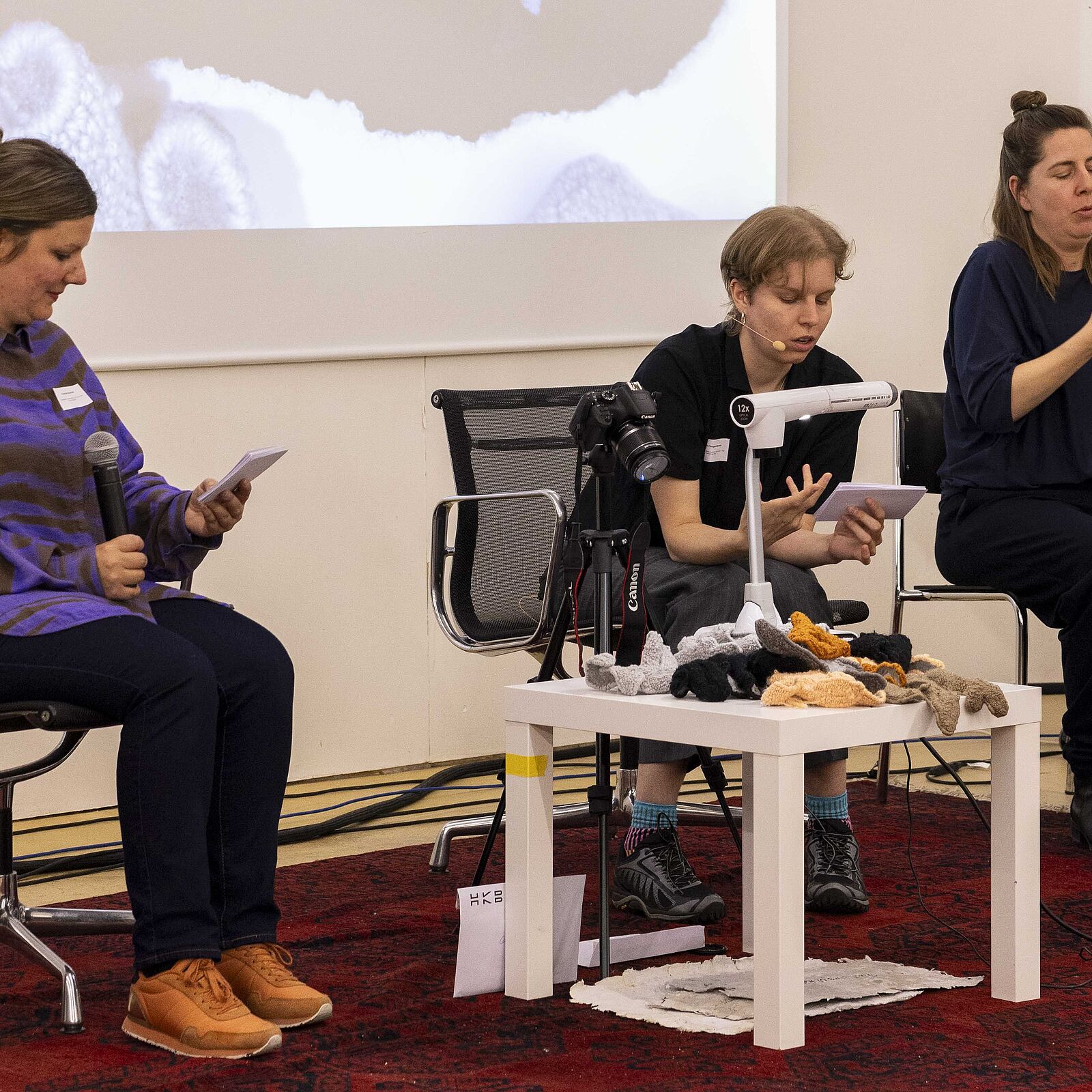 Lecture Performance "The Im/mobile Practice of a Conversation", Yvonne Schmidt & Anouk Mirte Hoogendoorn